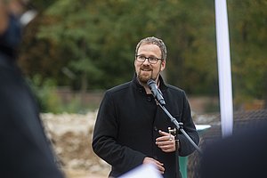 "Excellent medical care": Dr. Florian Janik, First Mayor of the city of Erlangen, said at the symbolic ground-breaking ceremony for the start of construction of the Max-Planck-Zentrum für Physik und Medizin in Erlangen: "MPZPM is about creating a place where research is car-ried out that will ultimately advance our society." The new research facility is a cooperation between the Max Planck Institute for the Science of Light, Friedrich Alexander University Erlangen-Nürnberg, and the University Hospital.
