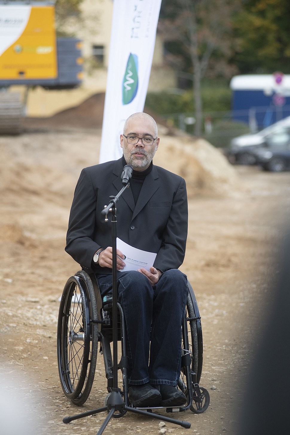 Significance beyond Germany: Prof. Dr. Jochen Guck, Director at the Max Planck Institute for the Science of Light, during his speech at the symbolic ground-breaking ceremony for the start of construction of the Max-Planck-Zentrum für Physik und Medizin in Erlangen. The new research facility is a cooperation between the Max Planck Institute, Friedrich Alexander University Erlangen-Nürnberg and the University Hospital. Guck explained: The MPZPM has what it takes to become a beacon that shines far beyond Erlangen and Germany." 